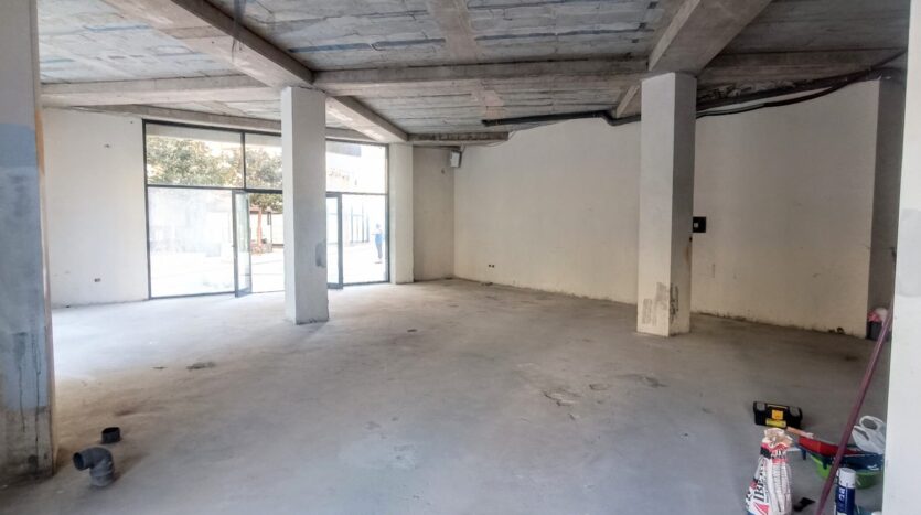 Commercial unit for rent in Vlora promenade