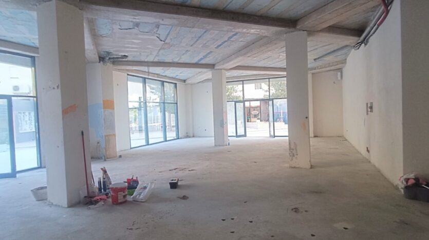 Commercial unit for rent in Vlora promenade