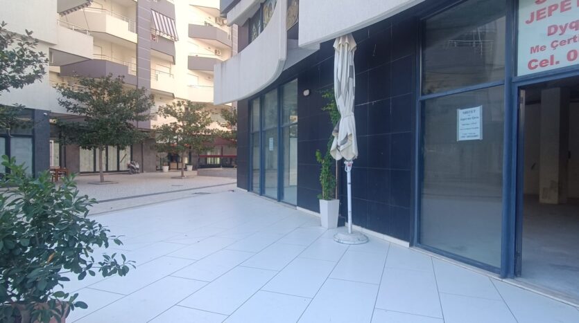 Commercial unit for rent in Vlora promenade