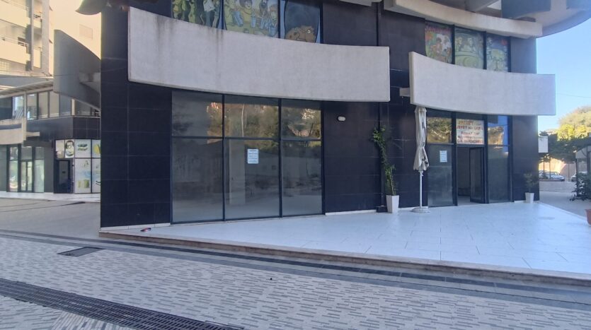 Commercial unit for rent in Vlora promenade