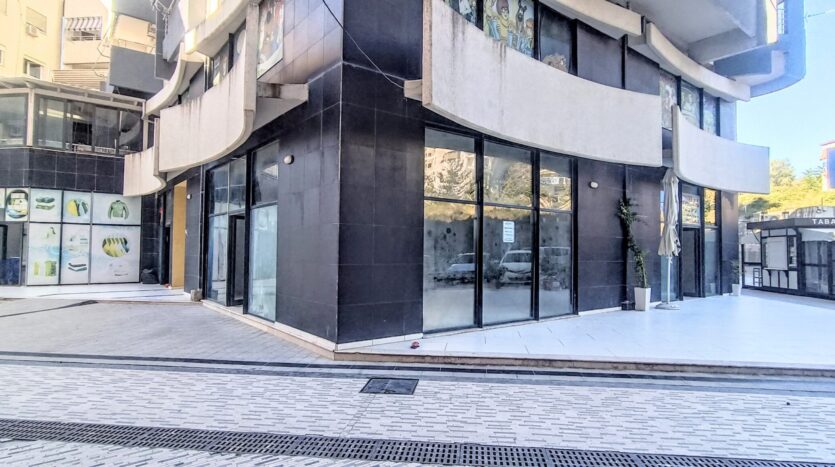 Commercial unit for rent in Vlora promenade